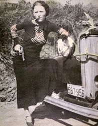 Bonnie Parker in posa da „dura“ con una pistola e un sigaro, ca. 1934