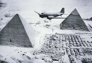C-47 che vola sopra le piramidi d