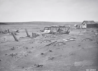 Auto e macchinari agricoli sepolti da polvere e sabbia, Dallas, South Dakota