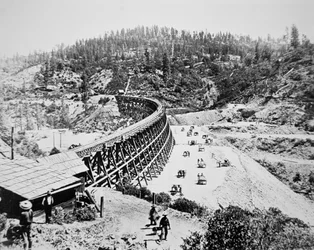 Lavoratori cinesi che lavorano su un ponte a traliccio sul versante occidentale delle montagne della Sierra Nevada