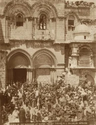 Chiesa del Santo Sepolcro, Gerusalemme, con il cortile affollato di pellegrini riuniti per Pasqua, 1898-1911
