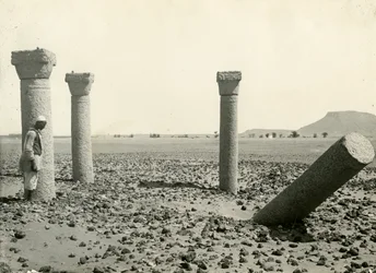 Colonne della Chiesa Copta, viste da ovest, isola di Sai, Egitto, fotografia di Breasted, Oriental Institute, Università di Chicago, ca 1920