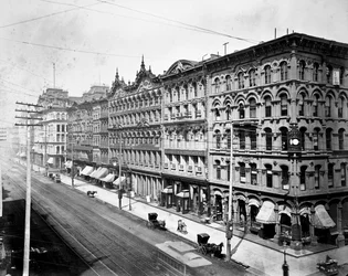Lato est di State Street guardando a nord da Madison Street, Chicago, c.1878