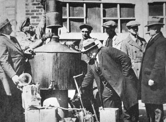 Agenti federali statunitensi scoprono un alambicco illegale durante il proibizionismo americano (1920-33)