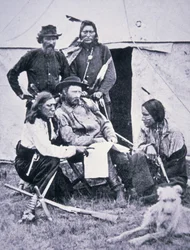 Generale George A. Custer (1839-76) con i suoi scout indiani durante la spedizione di Yellowstone del 1873