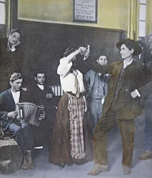 Immigrati in danza popolare a Ellis Island, New York Harbor
