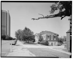 Nel contesto, da sud verso nord, lungo Luckie Street. - Clark Howell Homes, Biblioteca Carnegie Anne Wallace Branch, 538 Luckie Street, Atlanta, Contea di Fulton, GA