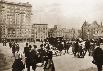 Davanti al Plaza Hotel, New York City, 1896