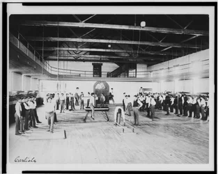 Studenti indiani maschi durante una lezione di educazione fisica, Carlisle Indian School, Pennsylvania, ca. 1901-03