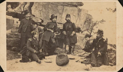 "Parte dello staff del generale Geary. Scattata sulla cima del monte Lookout il giorno di Natale",1863 (foto)