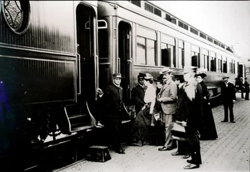 Passeggeri che salgono su una carrozza di prima classe della Chicago, Burlington & Quincy Railroad nel 1910