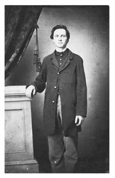 Ritratto di giovane uomo (foto b/n)