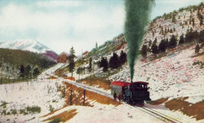 Ruxton Park, il monte Baldy in lontananza, Pikes Peak Cog Road, Colorado (foto a colori)