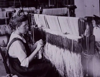 Industria tessile degli Stati Uniti, operatore tessile in un cotonificio del Massachusetts, c.1900