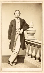 Uomo non identificato con cappotto appoggiato a una colonna, c.1860-75