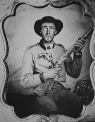 Soldato confederato sconosciuto che posa nello studio del fotografo