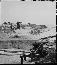 Vista verso est da Fort Moultrie abbandonato, porto di Charleston, Carolina del Sud, aprile 1865