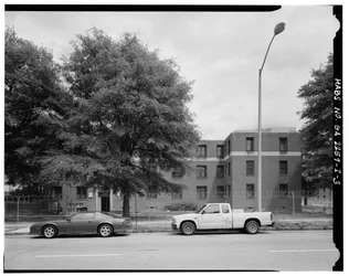 Lato ovest, 465 Techwood Drive e 125 Hunnicutt Street (a destra). - Techwood Homes, Edificio n. 6, 465 Techwood Drive e 119-125 Hunnicutt Street, Atlanta, Contea di Fulton, GA
