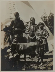 Donna, due ragazze e un bambino con cane, ca. 1900