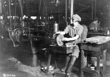 Donna che lavora alla fresatrice per filettature interne, Norton Grinding Co., Worcester, Ma., durante la Prima Guerra Mondiale, 1914-18