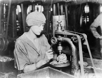 Donna che svasatura il foro del tubo detonatore e riempie il foro in una granata a mano presso la Westinghouse Electric & Mfg. Co., East Pittsburgh, Pa., durante la Prima Guerra Mondiale, 1914-18