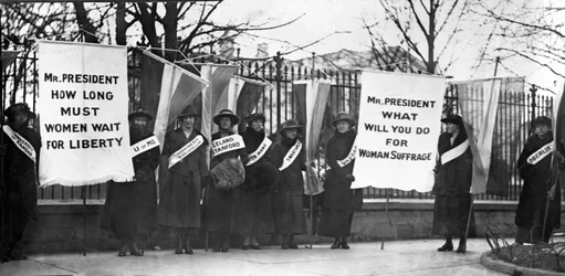 Suffragette che manifestano davanti alla Casa Bianca, Washington DC, pub. 1917