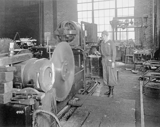 Donne che Lavorano in una Fabbrica durante la Prima Guerra Mondiale
