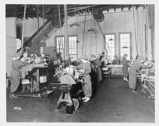Donne che Lavorano nelle Fabbriche durante la Prima Guerra Mondiale