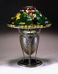 Lampada da tavolo "Geranio" con paralume conico e base in bronzo traforato con motivo a squame di pesce, XX secolo