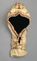 Tavola da culla con lavoro in aculei, fatta dal popolo Arapaho, c.1870