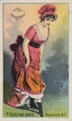 Signora con cappello da mop che ammira stivali
