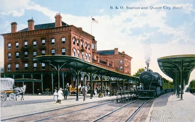 Cartolina della stazione ferroviaria di Baltimore e Ohio e del Queen City Hotel, Cumberland, Maryland, c.1910
