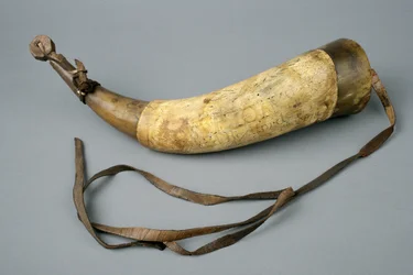 Corno da polvere con cinghia e tappo, 1773 (corno, legno, cuoio e metallo)