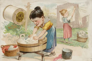 Donne che lavano i vestiti in giardino
