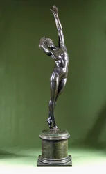 Una figura in bronzo di una donna nuda