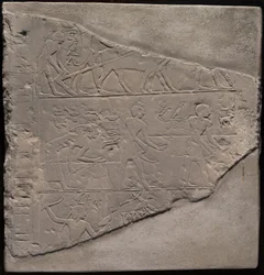 Frammento di stele raffigurante l