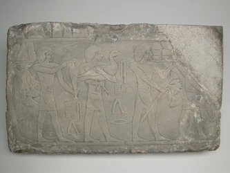 Frammento di parete di una tomba raffigurante portatori di offerte