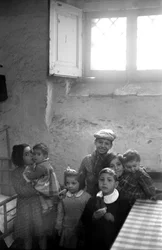 CROTONE - BAMBINI IN UNA CASA SEMINTERRATA,