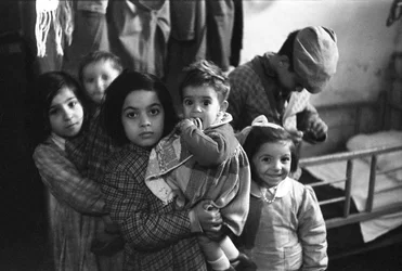 CROTONE - GRUPPO DI BAMBINI IN UNA STRUTTURA AL COPERTO (BAGNATA)