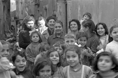 CROTONE - FOTO DI GRUPPO CON DONNE E BAMBINI