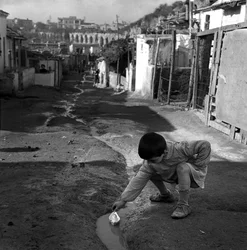Bambino che gioca con una barchetta di carta, Borghetto dell