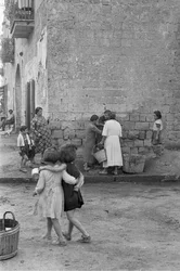 Bambini e donne a Qualiano, Napoli, Italia