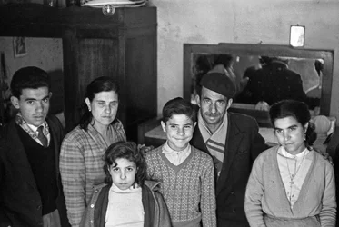 GRUPPO FAMILIARE IN UN INTERNO