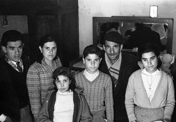 GRUPPO FAMILIARE IN UN SEMINTERRATO