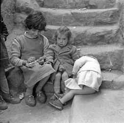 Gruppo di bambini a Scalilla, Palermo, Sicilia, Italia
