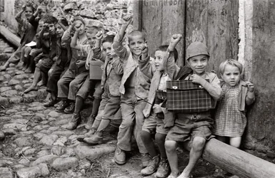 Saluta i bambini che aspettano l