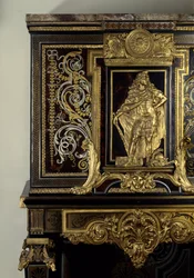 Arte Francia: Mobile adorna la figura di Re Luigi XIV in Ercole Gallico. Dettaglio. Mobili di André Boulle intorno al 1700. Altezza: 1,87m. Parigi, Museo del Louvre.