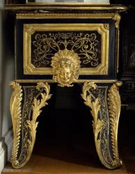 Mobili di Luigi XIV: cassettone con intarsi metallici di acanto realizzato da André Boulle