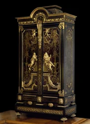 Mobili in stile Luigi XIV (1661-1715): armadio decorato con figure di Aspasia e Socrate, realizzato in quercia, ebano e dorature da Andre Boulle (1642-1732) circa 1710, Parigi. Museo del Louvre
