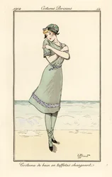 Donna in spiaggia in costume da bagno in taffetà bicolore